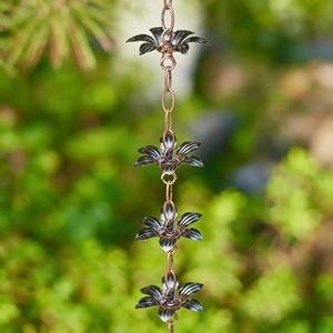 Chaîne de drainage d'eau décorative en métal en forme de fleur pour balcon, idéale pour les espaces restreints à la fixation murale mais nécessitant une touche de beauté. - Product Image 6