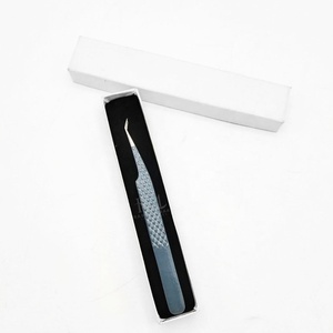 Pince à épiler pour extensions de cils en acier inoxydable, pointe argentée et revêtement noir brillant, angle de 45 degrés / Emballage en boîte carton - Product Image 1
