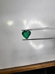 Jai Narayan Gems Émeraude naturelle 100% zambienne taille cœur 1,97 ct verte 8,75x9,20 mm taille personnalisée pierre précieuse en vrac pour bagues de bijoux d'amour - Product Image 5