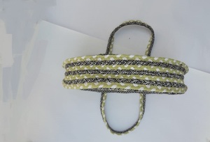 Bolso tote de cuerda trenzada negra y verde oliva hecho a mano con asas resistentes, ideal para compras ecológicas, recados diarios y viajes a la playa. - Product Image 3