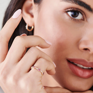 แหวนดีไซน์เนอร์เงินแท้ 925 ชุบทอง ประดับพลอยโกเมน ดีไซน์เรียบหรู รูปโคลเวอร์ สำหรับผู้หญิง - Product Image 5