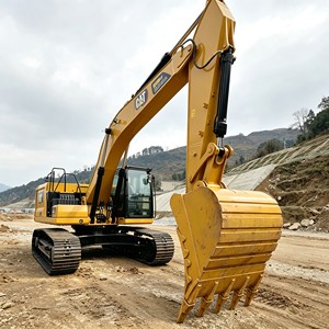 Conçue pour les entrepreneurs, l'excavatrice sur chenilles 326 de 26 tonnes aborde les terrains difficiles grâce à sa capacité de creusement et de chargement élevée. - Product Image 4