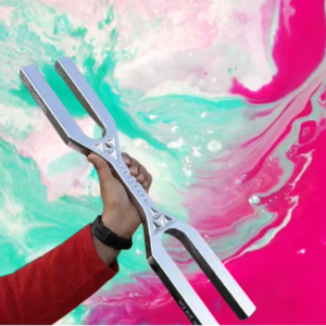 OM fork ตะเกียงเสียงยูนิคยี่ห้อ Giant รุ่น Polished Tuning Fork DNA Key Giant Tuning Fork – ความถี่ D 528Hz และ A 432Hz ขนาดใหญ่พิเศษ - Product Image 1