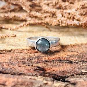 Anillo Boho de Labradorita para Mujer, Chapado en Plata, Joyería Sencilla con Banda Solitaria, Venta al por Mayor - Product Image 2