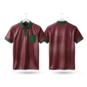 เสื้อโปโลผู้ชายสีแดงเลือดหมู ลายจุด คอปกสีเขียว มีกระเป๋าเสื้อ แขนสั้น สไตล์ลำลอง ผ้าโพลีเอสเตอร์ทอ ระบายอากาศได้ดี - Product Image 1