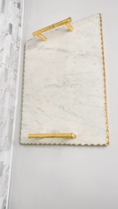 Plateau de service en pierre au design élégant, de couleur noire, avec incrustations métalliques dorées et poignée dorée, pour la décoration de table. - Product Image 2