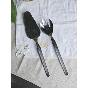 Elegante cuchara y tenedor metálicos para servir pasteles en bodas, ideales para cortar el pastel en ceremonias de compromiso y recepción con elegancia. - Product Image 5