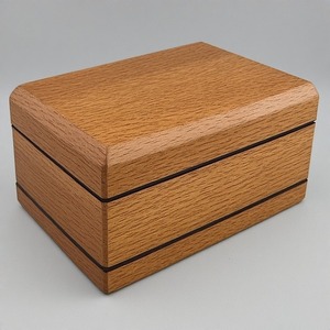 Elegante estuche para cigarros con acabado de madera natural, diseñado para un almacenamiento seguro y una presentación con estilo durante el viaje. - Product Image 4