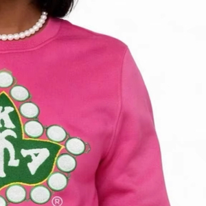 Sudadera personalizada Alpha Kapa Alpha Sorority, 500 gramos, ecológica, de chenilla/bordado, color rosa y verde, cuello redondo, para mujer. - Product Image 4