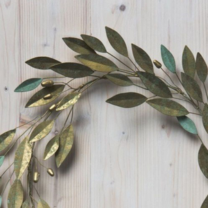 Couronne d'olives rustique en laiton avec des accents de feuilles vertes patinées subtilles, parfaite pour la décoration murale élégante de maison méditerranéenne - Product Image 3