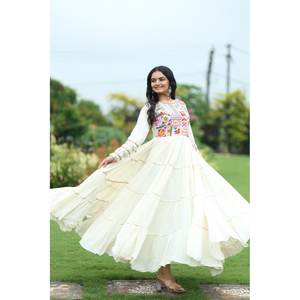 Robe trapèze faite main brodée multi-fils, spéciale Navratri, taille empire, en tissu organza - Product Image 4