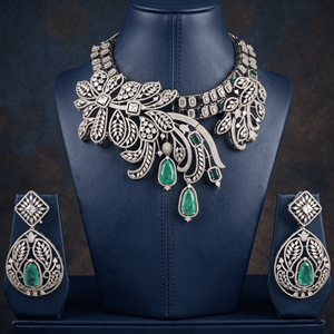 Conjunto de Collar Gargantilla con Gemas Verdes en Tono Dorado Antiguo y Pendientes de Cristal para Novias y Fiestas de Boda - Product Image 3