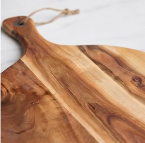 Planche à découper ronde artisanale en bois d'olivier naturel avec poignée et corde de suspension - Product Image 4