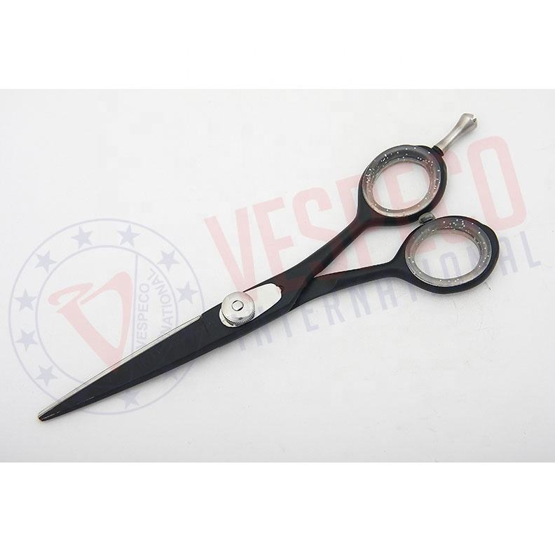 Revêtement en poudre noire.