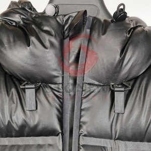 Blousons matelassés à capuche pour hommes en toile métallisée, style streetwear hiver, brillants, rembourrés, écologiques, coupe-vent, avec fermetures éclair personnalisées et boutons sur le col. - Product Image 5
