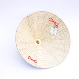 Sombrero Cónico Artístico – Forma Clásica Puntiaguda, Patrones Pintados a Mano con Motivos de Vietnam Ricos en Herencia - Product Image 3