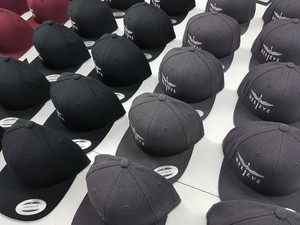 Gorra de Moda Minimalista Personalizada con Diseño Moderno y Limpio, Costuras de Alta Calidad y Fabricación OEM para Marcas Minoristas - Product Image 2