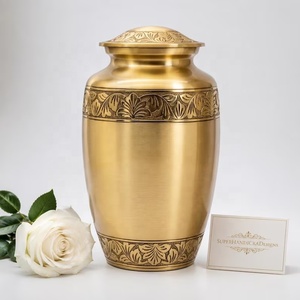 Urne en métal Regal Leaf avec motif de bande de feuillage gravé, finition or antique, vase commémoratif décoratif avec couvercle - Product Image 2