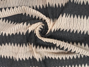 Tela de punto de ganchillo a rayas negras y beige al por mayor para vestidos, tops, cárdigans y costura DIY – Patrón geométrico en zigzag - Product Image 2