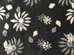 Tissu en coton imprimé à la main en gros – Tissu en coton indien floral noir et blanc pour vêtements, robes et fournisseur de textiles - Product Image 2