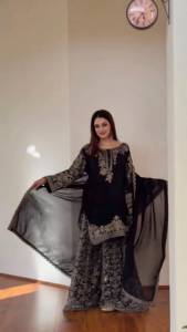 Ensemble prêt-à-porter entièrement cousu en faux georgette avec broderies et sequins de créateur, comprenant un haut, une jupe et un dupatta. - Product Image 1