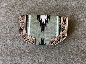 Nouvelle pochette en cuir usiné aztèque occidental élégant véritable sacs à main d'outillage marron Vintage faits à la main pochette en cuir matelassé aztèque Unique - Product Image 5