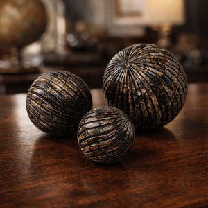 REPLICARTZ Boules décoratives noires en os et en corne avec plateau à damier |   Décorations artisanales de 3, 4 et 5 pouces pour table et présentation de Noël - Product Image 5