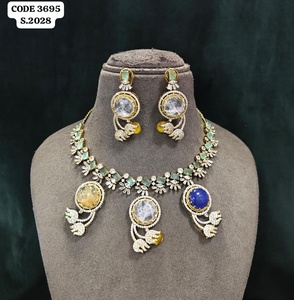 Ensemble de colliers élégants saphir bleu et pierres précieuses multicolores avec accents AD, pierres cabochons multicolores et pierres navette saphir bleu - Product Image 2