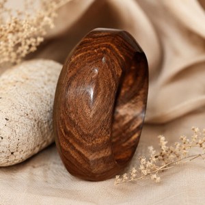 Bracelet manchette large en bois vintage pour femme, motif floral sculpté, grain de bois naturel, gravé à la main, idéal pour les fêtes - Product Image 3