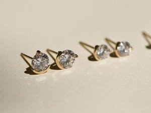 ต่างหูเพชรเลี้ยงในห้องปฏิบัติการสำหรับผู้หญิง ทองคำ 14K ทรงกรอบ ประดับเพชรแบบไม่มีข้อขัดแย้ง รับรองโดย IGI ของขวัญแต่งงานที่สมบูรณ์แบบสำหรับงานปาร์ตี้ - Product Image 3