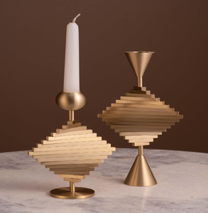 Candelabros contemporáneos dorados de varias patas en tres alturas para una decoración de mesa llamativa. Disponible a precios de mayorista. - Product Image 3