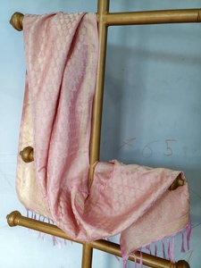 Echarpe de seda color melocotón para mujer, con diseño paisley y flecos, para uso ocasional. - Product Image 3