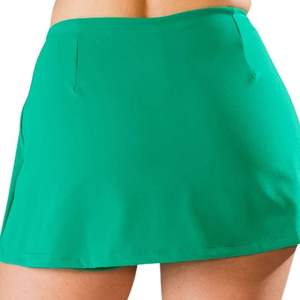 Jupe de sport verte pour femme avec short intégré, légère et extensible, pour le golf, la course, l'entraînement, le fitness et les activités sportives - Product Image 2
