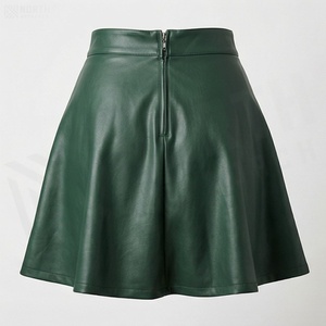 Jupe courte en similicuir PU pour femme, taille haute, style plissé brillant, couleur unie, toutes saisons - Product Image 2