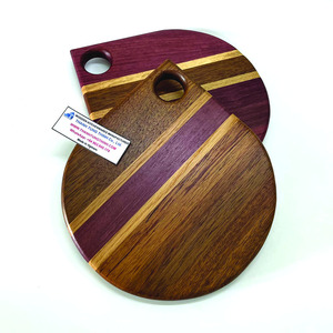 Planche à découper ronde en bois Thinh Tung Thinh avec poignée, fabriquée au Vietnam, emballage individuel - Product Image 4