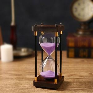 Sablier minimaliste en bois fait main avec cadre noir et accents dorés pour un chronométrage précis - Product Image 4