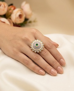 Bague de luxe plaquée or avec fleur AD, bordure de perles, style ethnique Kundan, ajustable, vente en gros, pour réceptions et fêtes, bijoux d'imitation - Product Image 2