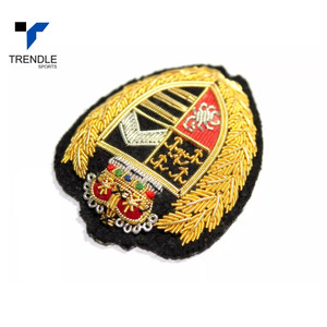 Écusson brodé en feutre de laine, forme irrégulière 3D, à coudre, avec couronne et couronne de lauriers, motif blason - Product Image 5