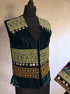 Vestido largo tradicional afgano con vibrante bordado de mosaico, falda acampanada de longitud completa y trabajo con espejos. - Product Image 2