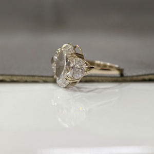 Anillo clásico de tres piedras con diamante cultivado en laboratorio de 5 quilates, corte ovalado con media luna, certificado por IGI, en oro de 14k para mujer, anillo de compromiso y boda. - Product Image 3