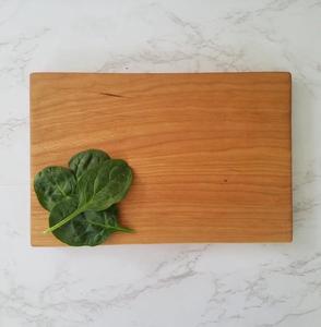 Planche à découper en bois d'acacia rustique, naturelle, faite à la main, durable, rectangulaire, épaisseur 1,2 cm, passe au lave-vaisselle, pour légumes - Product Image 4