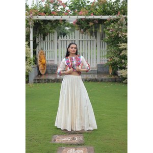 Navratri Special Lehenga Choli pour femme avec ensemble de travail brodé Gamthi - Product Image 2