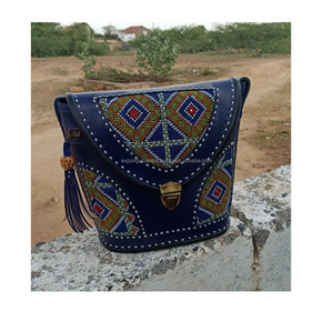 Bolso bandolera de cuero con cuentas bohemio de diseñador para mujer, patrón personalizado para compras nocturnas y fiestas, hecho a mano en la India - Product Image 1