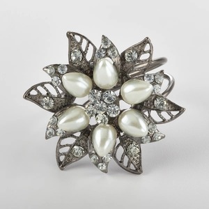 แหวนรองผ้าเช็ดปากลายดอกไม้สีเทาเมทัลลิกสุดหรู ประดับมุกและคริสตัล สำหรับตกแต่งโต๊ะงานแต่งงาน - Product Image 1