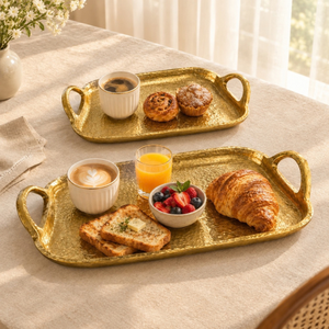 Plateau de service en aluminium doré martelé, paire, coins arrondis, poignées en boucle, rebord surélevé |   Ensemble de table de buffet élégante pour la salle à manger - Product Image 4