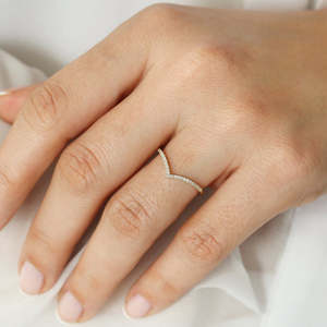 Nuevo Anillo Apilable de Moissanita Cúbica con Diseño Curvo, Corte Delicado de Plata Esterlina 925, Anillo de Lujo con Engaste Pavé y Baño de Oro - Product Image 5