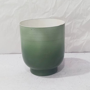 Macetero Moderno de Metal con Base y Acabado Degradado Verde, Redondo, para Interiores y Exteriores, Decorativo para Jardín y Hogar - Product Image 1