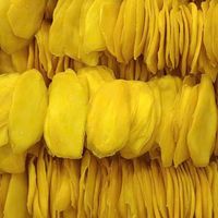 Gouden Zoete, Taaie Mango-Taaie Gedroogde Mangoplakjes, Goudkleurig En Zoet, Rijk Aan Vitamines, Een Snack Van Exportkwaliteit.