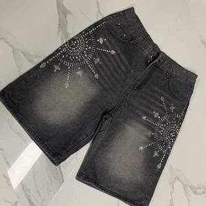 Shorts en jean pour hommes, style streetwear, personnalisés, délavés vintage, avec strass, par un fabricant de denim - Product Image 2