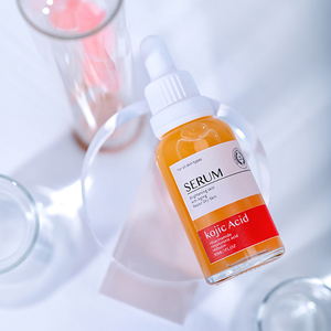 Sérum Liquide Anti-âge et Correcteur de <span class=keywords><strong>Taches</strong></span> <span class=keywords><strong>Brunes</strong></span> à l'Arbutine, Acide Kojique, Acide Hyaluronique et Vitamine C 30ml Marque Blanche - Exfoliant Cutané - Product Image 4